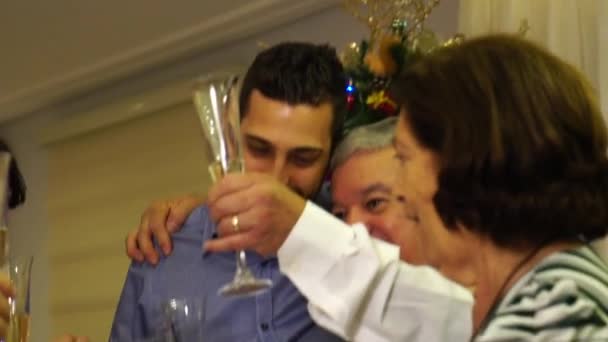 Familie feiert gemeinsam Weihnachten — Stockvideo