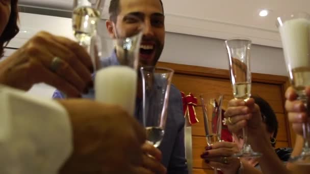 Familie feiert gemeinsam Weihnachten — Stockvideo