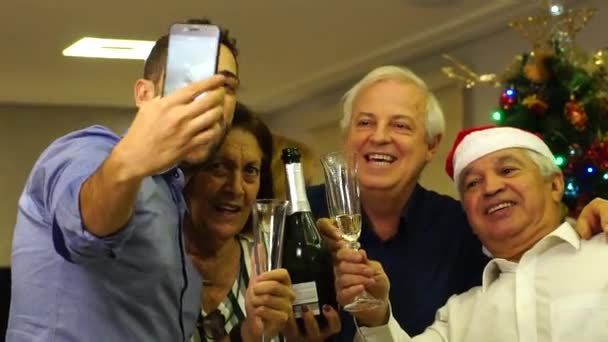 Familia tomando una selfie en un día de Navidad — Vídeo de stock