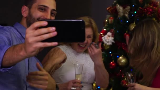 Familia Tener un Video Chat en el Día de Navidad — Vídeo de stock