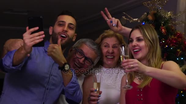 Famiglia Avere una video chat il giorno di Natale — Video Stock