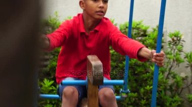 Küçük çocuk hızıyla oynarken