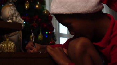 Küçük çocuk Noel Baba Noel mektup yazma