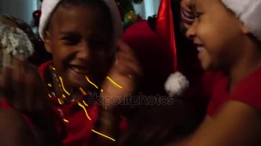 Noel ışıkları ile oynayan kardeşler
