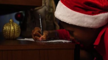 Küçük çocuk Noel Baba Noel mektup yazma