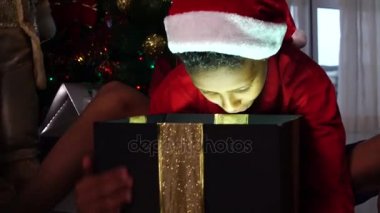 Bir büyülü Noel hediye açılış çocuk