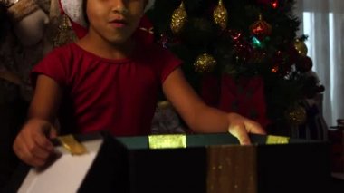 Bir büyülü Noel hediye açılış çocuk