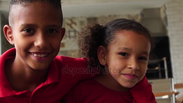 Porträt Junge und Mädchen, die in die Kamera schauen — Stockvideo