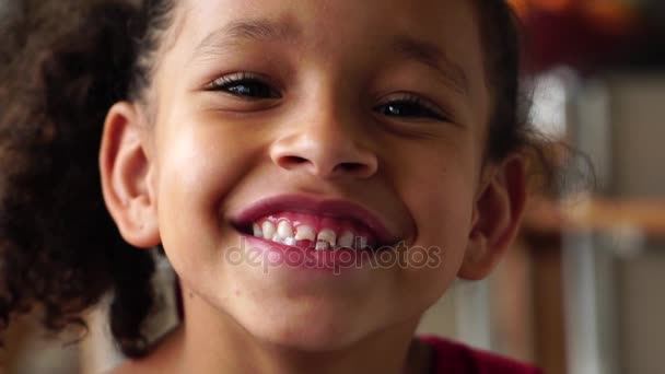 Retrato de una niña mirando a la cámara — Vídeos de Stock