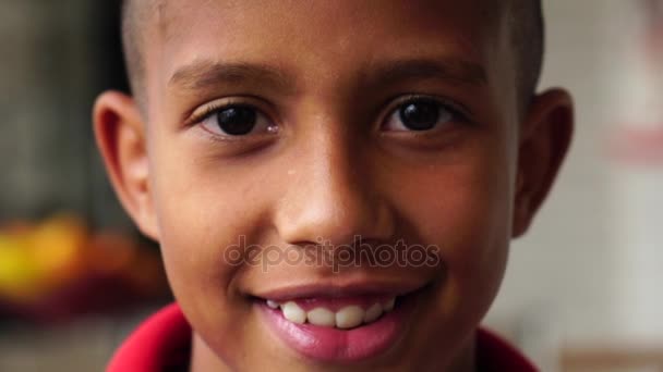 Porträtt av pojke tittar på kameran — Stockvideo