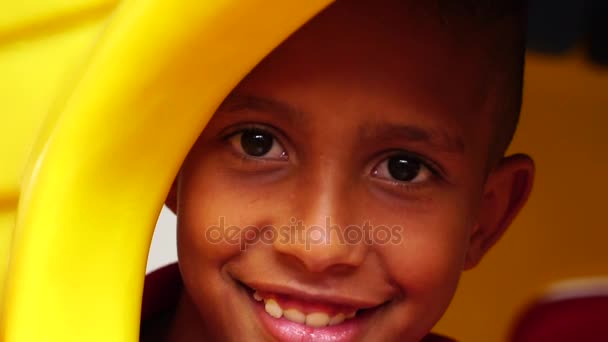 Portret chłopca patrząc aparatu — Wideo stockowe