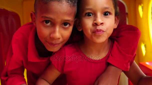 Πορτρέτο αγόρι και κορίτσι ψάχνει στην κάμερα — Αρχείο Βίντεο
