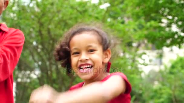 Niña y niño bailando — Vídeo de stock