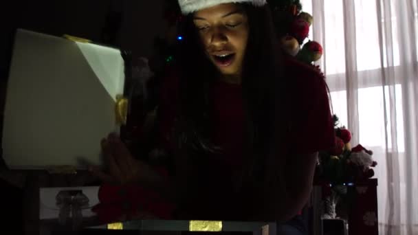 Adolescente abriendo un regalo mágico de Navidad — Vídeos de Stock