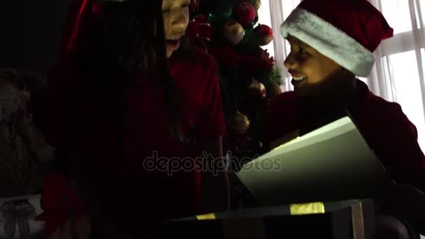 Crianças abrindo um presente de Natal mágico — Vídeo de Stock