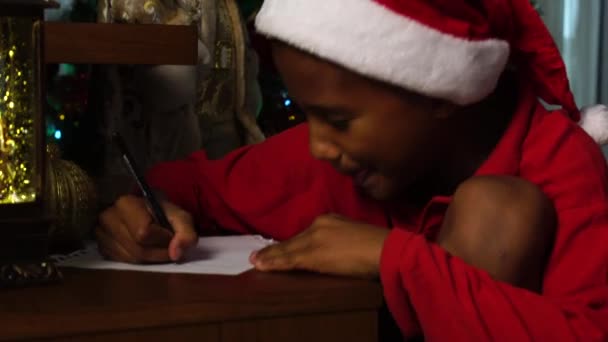 Niño pequeño escribiendo carta de Navidad a Santa Claus — Vídeo de stock