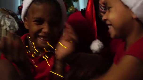 Hermanos jugando con luces de Navidad — Vídeo de stock