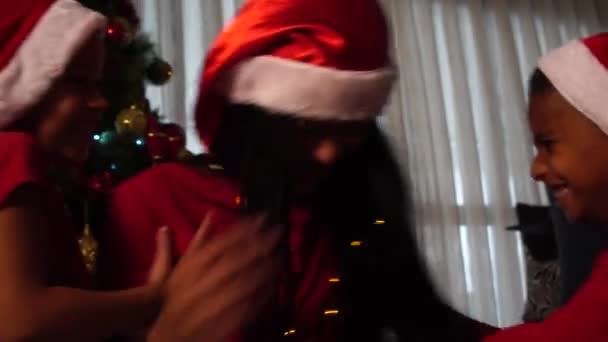 Hermanos jugando con luces de Navidad — Vídeo de stock