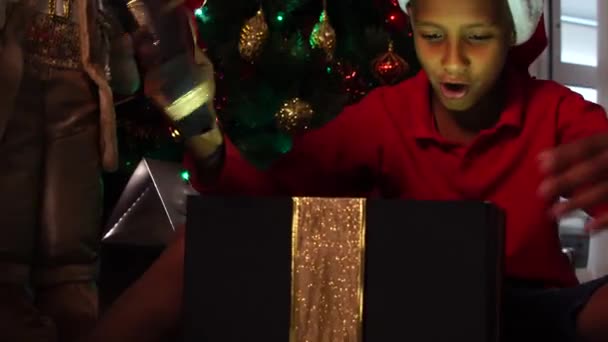 Kinder öffnen ein zauberhaftes Weihnachtsgeschenk — Stockvideo