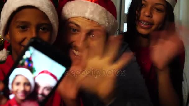 Familjen tar en selfie på en juldagen — Stockvideo