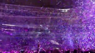 Konser açılımına konfeti