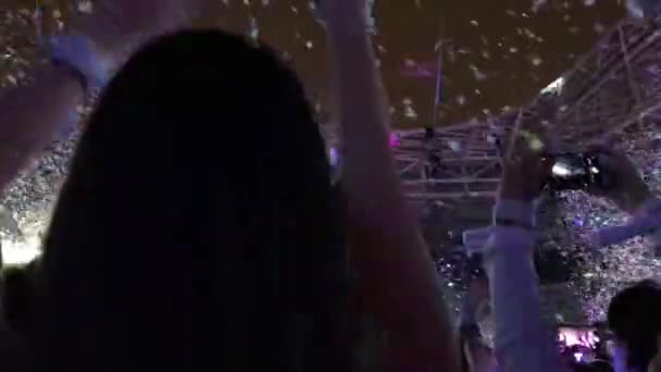 Mujer celebrando con explosión de confeti — Vídeos de Stock