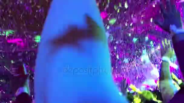 Mujer celebrando con explosión de confeti — Vídeo de stock