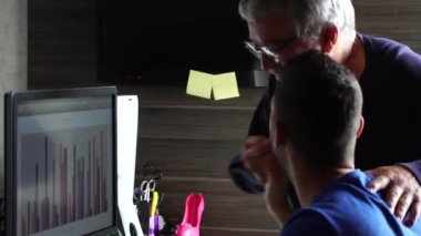 Baba ve oğul birlikte çalışma