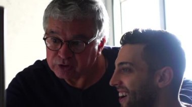 Baba ve oğul birlikte çalışma