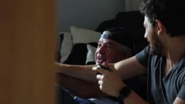 Baba oğul video oyunu oynuyorlar.