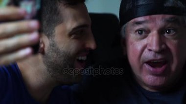 Baba ve oğul selfie alarak