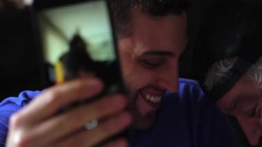 Baba ve oğul selfie alarak