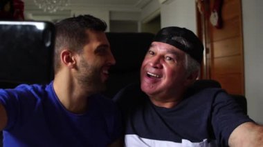 Baba ve oğul selfie alarak