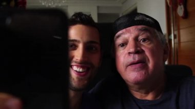 Baba ve oğul selfie alarak