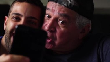 Baba ve oğul Video sohbet etmek üstünde hareket eden telefon ile