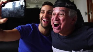Baba ve oğul Video sohbet etmek üstünde hareket eden telefon ile