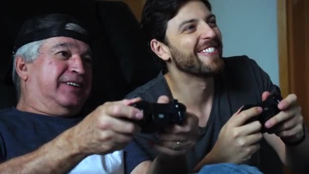 Vater und Sohn spielen Videospiel — Stockvideo