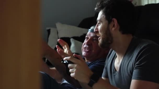 Pai e filho jogando videogame — Vídeo de Stock