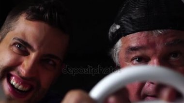Baba oğul video oyunu oynuyorlar.