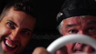 Baba oğul video oyunu oynuyorlar.