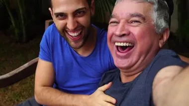 Baba ve oğlu bir selfie alarak