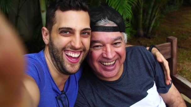 Μπαμπάς και γιος λαμβάνοντας μια selfie — Αρχείο Βίντεο
