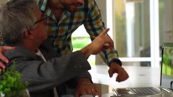 Coworkers che analizza il progetto su notebook — Video Stock