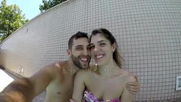 Pareja joven tomando una selfie en la piscina — Vídeo de stock