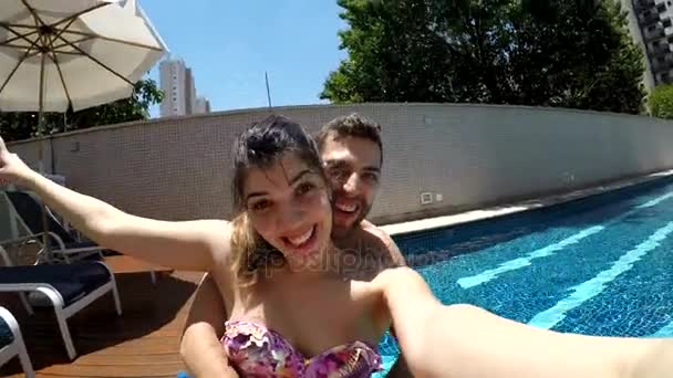 Νεαρό ζευγάρι λαμβάνοντας μια selfie στην πισίνα — Αρχείο Βίντεο