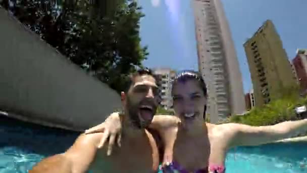 Ungt par tar en selfie i poolen — Stockvideo