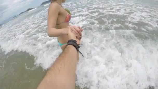 Pareja cogida de la mano en la playa — Vídeo de stock