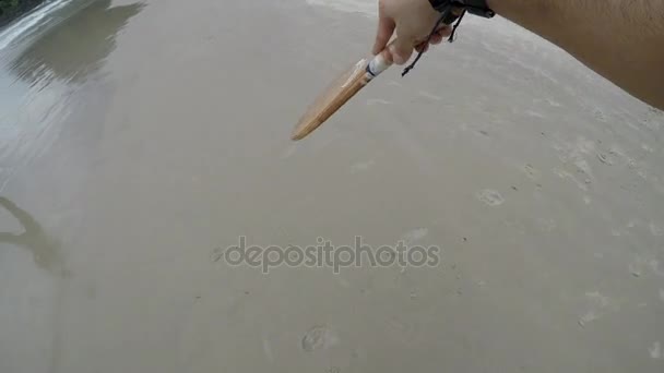 Casal jogando Frescobol na praia — Vídeo de Stock