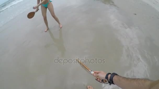 Pareja jugando Frescobol en la playa — Vídeos de Stock
