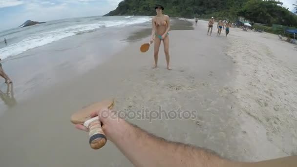 Пара, играющая во фрески на пляже — стоковое видео